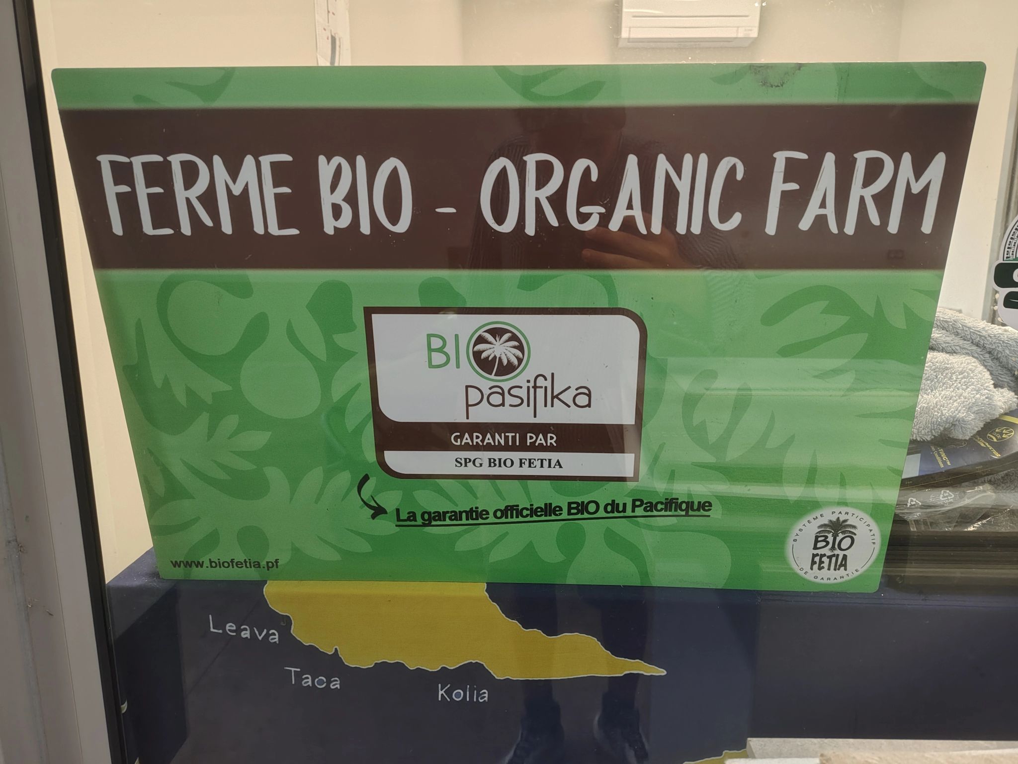 Certification locale de la ferme biologique affichée sur l’île de Moorea